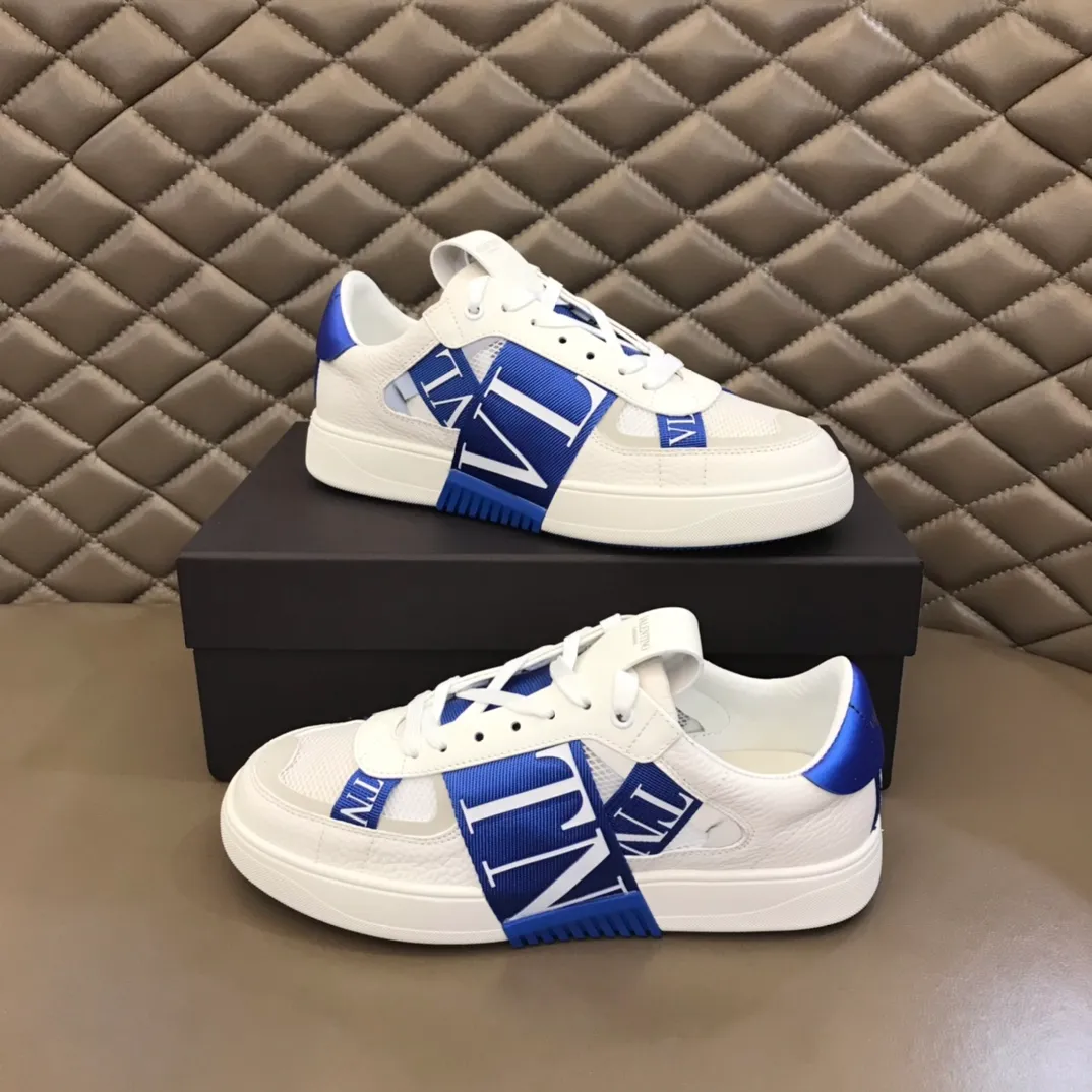 p440 "Valentin*" new spring and summer calfskin lace-up sneakers. No man should be able to refuse these shoes. The classic color scheme is so handsome! Purchase a high-precision replica of the original version to instantly sell off the market currency! 6 VLTN logo rubber effect straps - Valentino Garavani Logo printed on the back and tongue, all materials are customized to ensure quality! Size: 38-44
